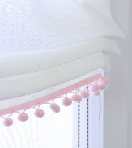 White Linen Relaxed Shade with Pink Pom Pom / CL1010